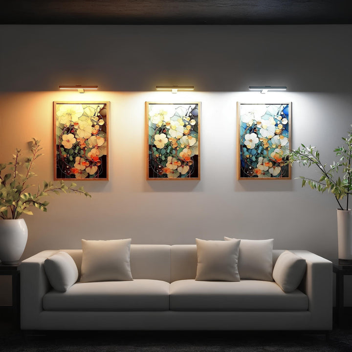 Moderne Wohnzimmerdekoration mit weißem Sofa, Pflanzen und beleuchteten Blumenbildern an der Wand.