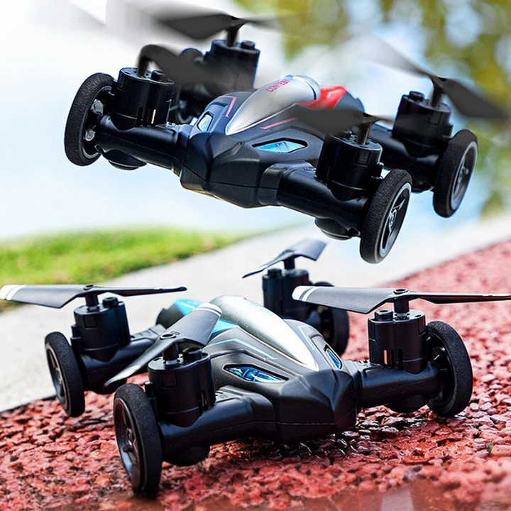 Zwei schwarze ferngesteuerte Drohnenautos mit Propellern, Outdoor-Spielzeug, Asphaltoberfläche.