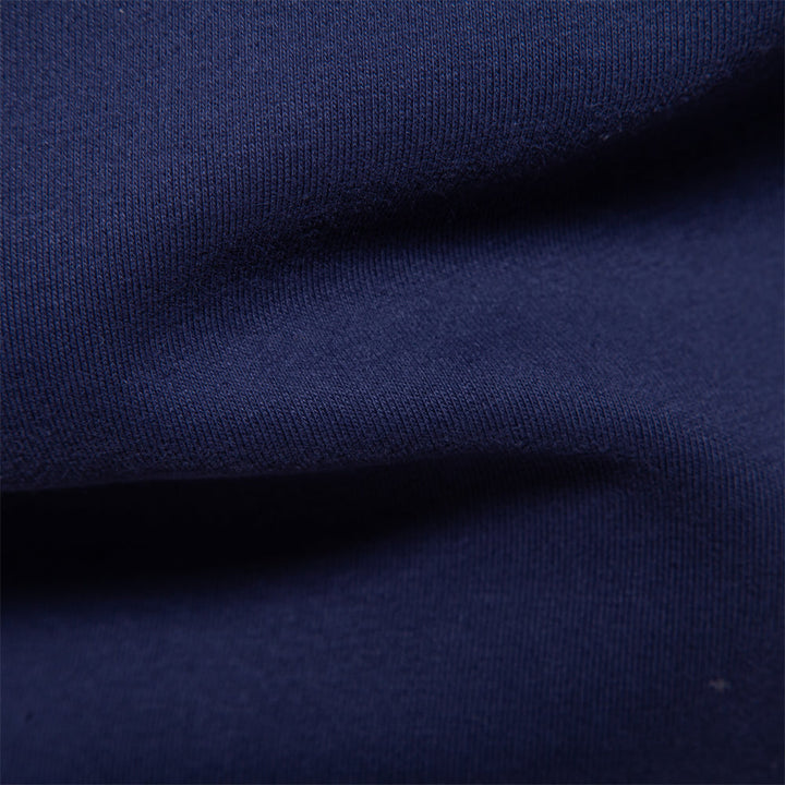 Dunkelblauer Baumwollstoff, Nahaufnahme, weiche Textur, ideal für Herrenmode und Sweatshirts.