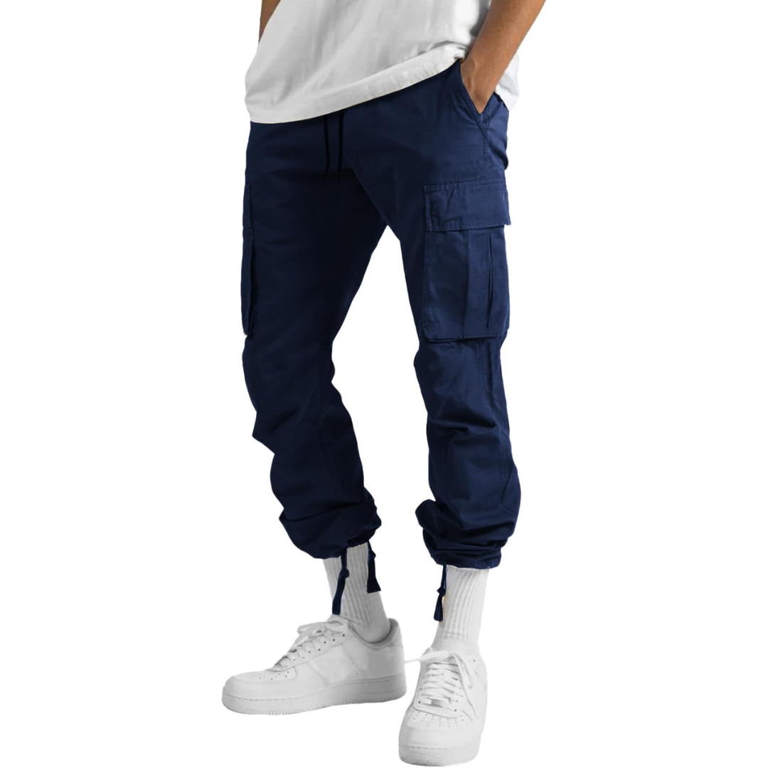 Mann trägt blaue Cargohose, weiße Sneakers, lässiger Stil, Herrenmode, Freizeitkleidung.