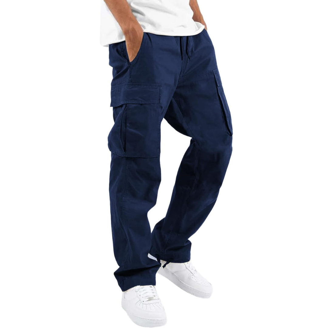 Mann trägt dunkelblaue Cargohose, lässiger Stil, Baumwolle, Taschen, weiße Sneaker.