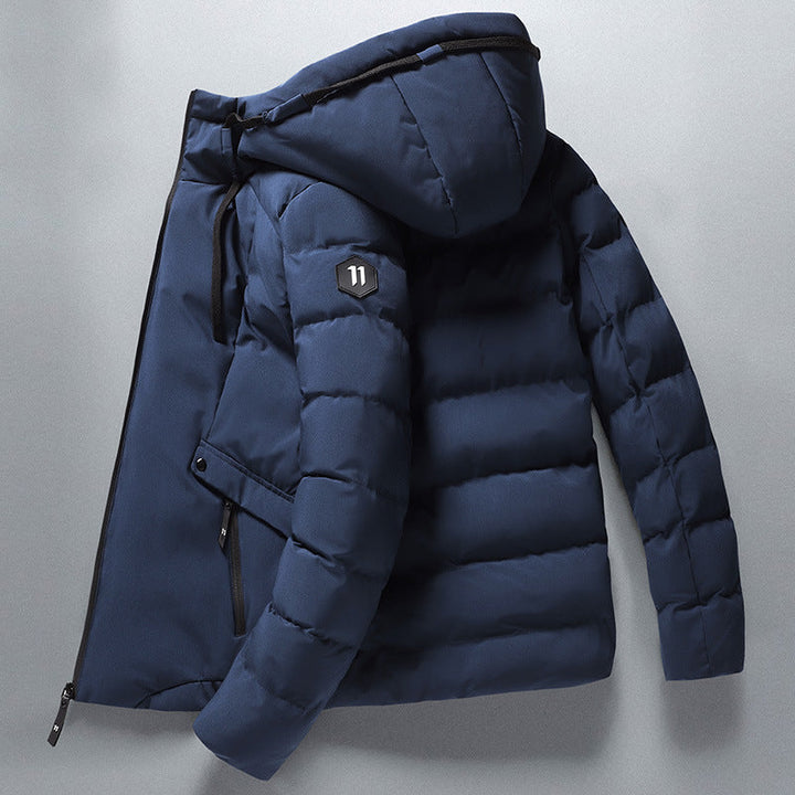 Dunkelblaue Daunenjacke mit Kapuze, Reißverschluss, Wintermode, Herrenbekleidung, warm, stilvoll.