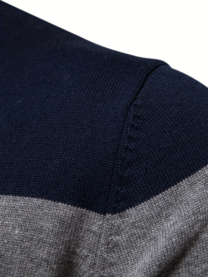 Dunkelblauer und grauer Strickpullover, Baumwolle, Nahaufnahme, modisch, Herrenbekleidung.