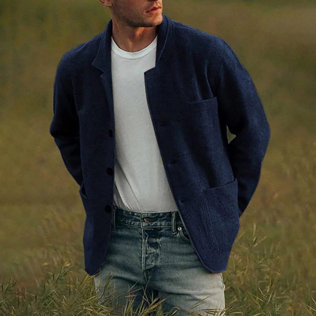 Mann in dunkelblauem Sakko und weißem T-Shirt, lässiger Stil, Outdoor, Mode für Herren.