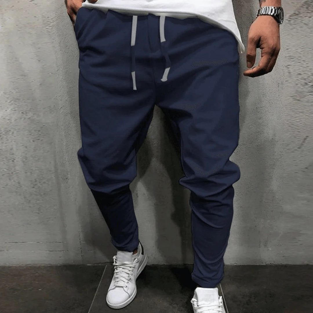 Dunkelblaue Jogginghose Herren, sportlich, bequem, mit Kordelzug, ideal für Freizeit und Fitness.