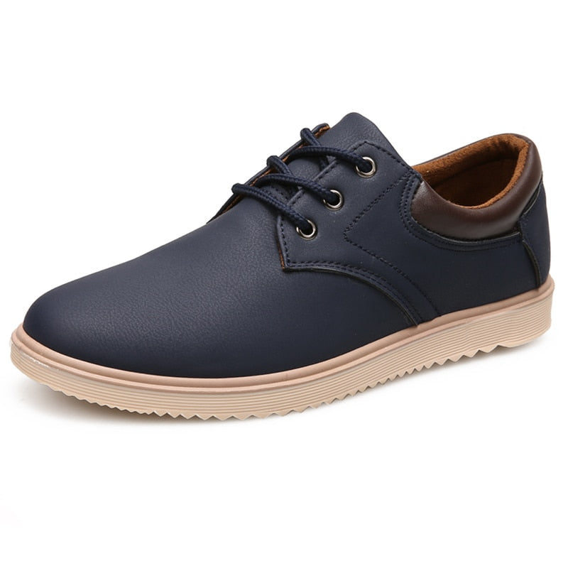 Dunkelblauer Herrenschuh aus Leder mit braunem Akzent, rutschfeste Sohle, elegantes Design.