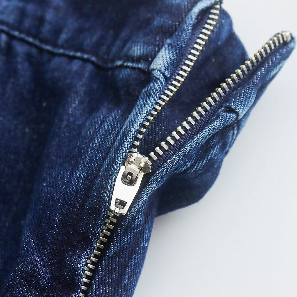 Dunkelblaue Jeans mit silbernem Reißverschluss, Denim, Mode, Bekleidung, Detailaufnahme.