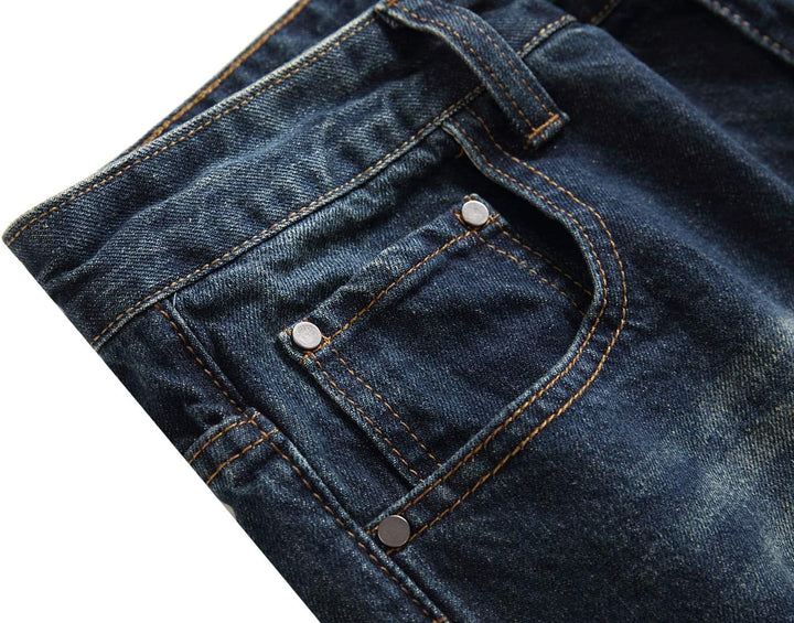 Dunkelblaue Jeans aus Denim mit Taschen und Nieten, modische Herrenbekleidung.