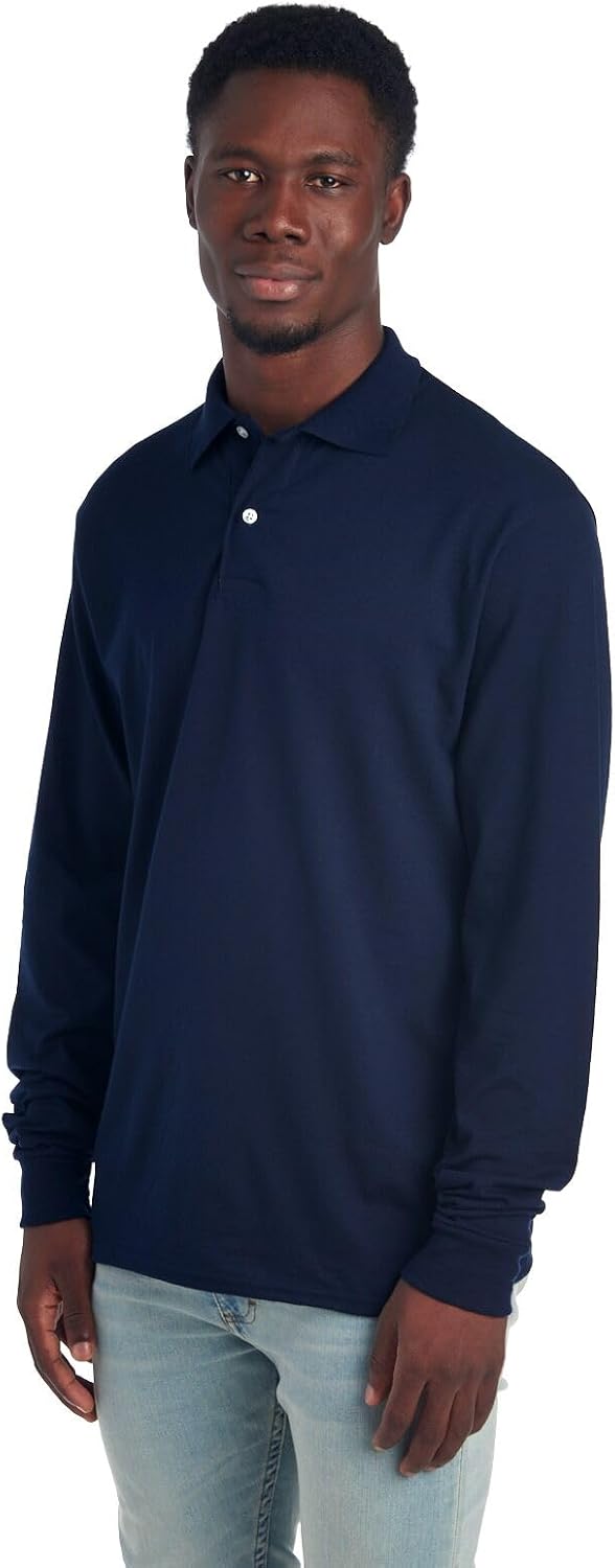 Mann trägt dunkelblaues Langarm-Poloshirt, Freizeitmode, Herrenbekleidung, Baumwolle.
