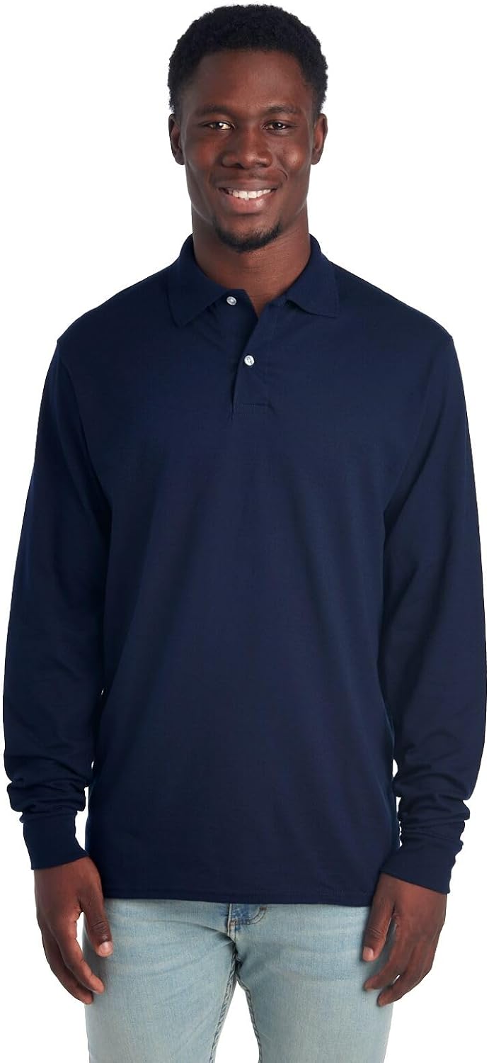 Mann trägt dunkelblaues Langarm-Poloshirt, lächelnd, Freizeitmode, Herrenbekleidung.