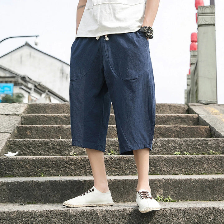 Dunkelblaue Herren-Shorts aus Baumwolle, lässig, knielang, ideal für Sommermode.