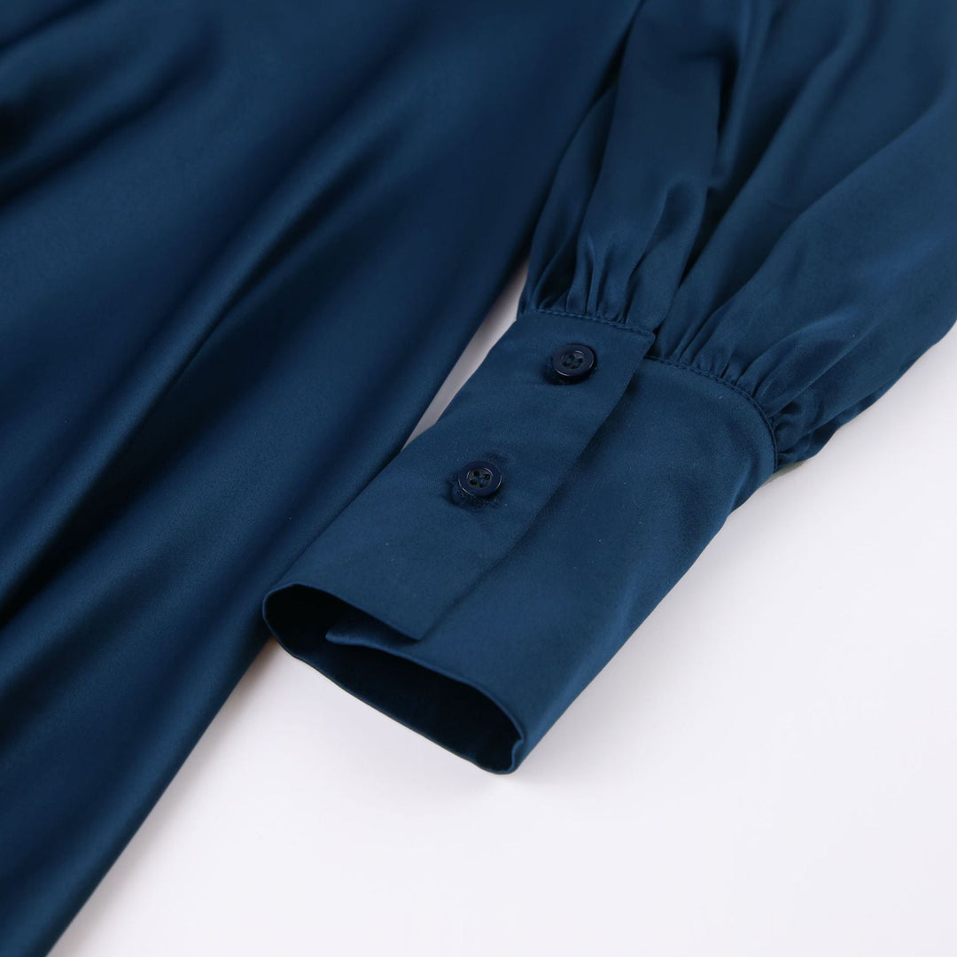 Dunkelblaues Satinhemd mit langen Ärmeln und Knöpfen, elegantes Design für Damenmode.