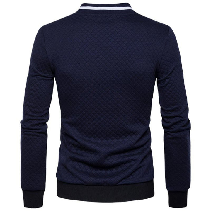 Dunkelblauer Herrenpullover, gesteppt, langärmelig, modisch, bequem, Freizeitkleidung.