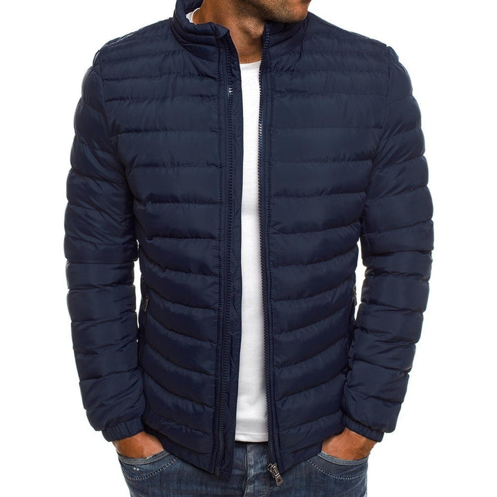 Dunkelblaue Herren-Daunenjacke, Stehkragen, Reißverschluss, modisch, warm, Winterbekleidung.