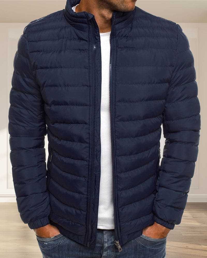 Mann in dunkelblauer Steppjacke, Reißverschluss, Freizeitmode, Herbstbekleidung, Herrenjacke.