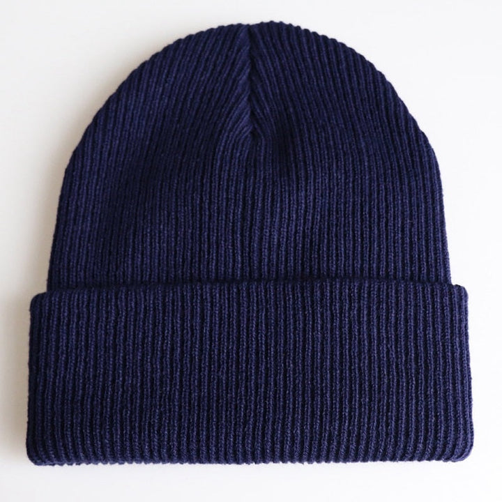 Dunkelblaue Strickmütze, Unisex, Wintermode, warme Beanie, geripptes Design, Accessoire.