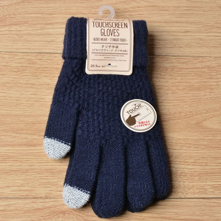 Dunkelblaue Touchscreen-Handschuhe aus Wolle mit grauen Fingerspitzen auf Holzhintergrund.