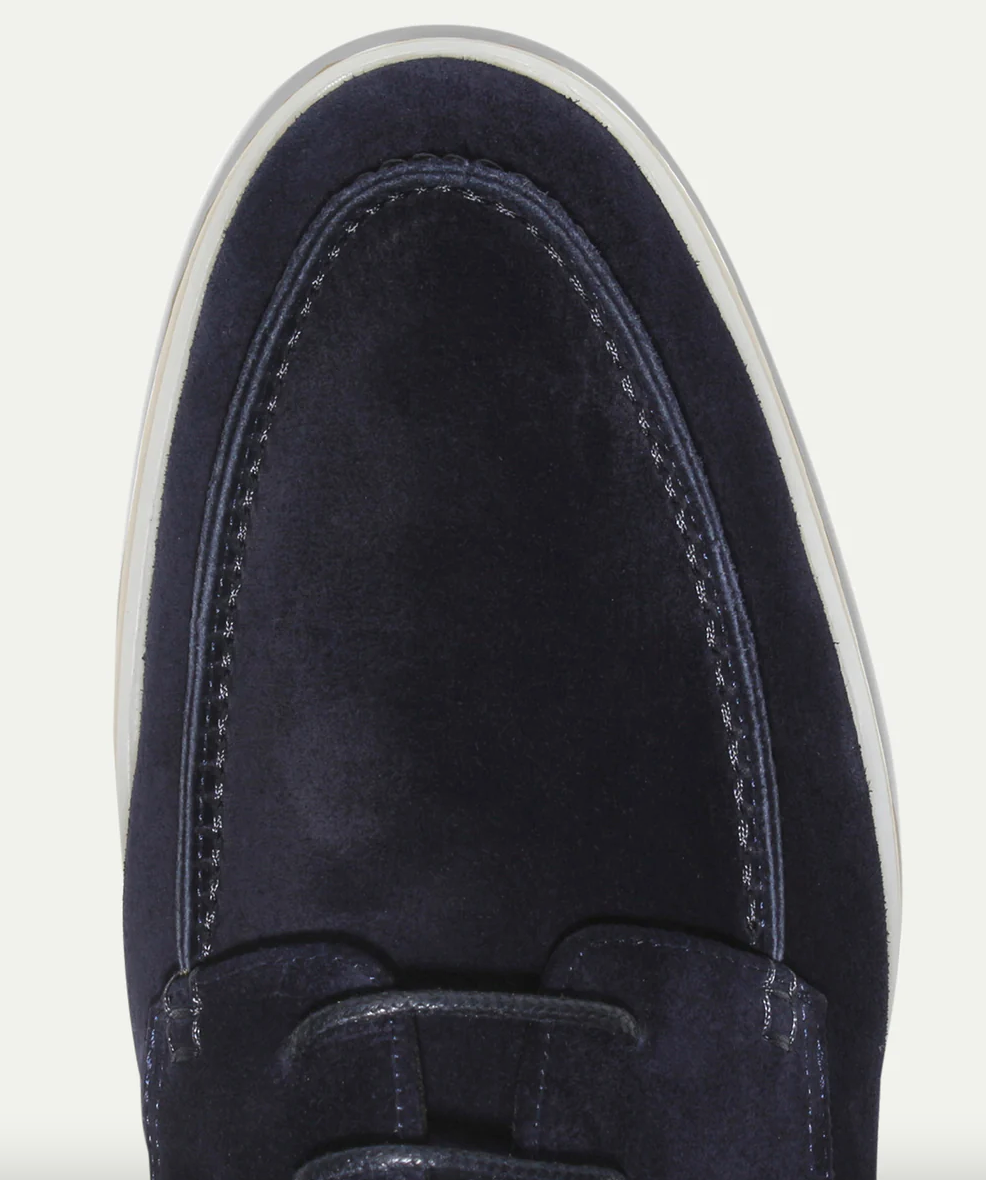 Dunkelblauer Wildleder-Sneaker, Nahaufnahme, weiße Sohle, modisch, Herren-Schuh.