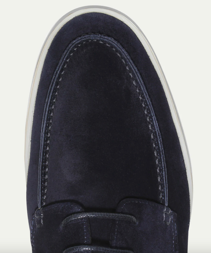 Dunkelblauer Wildleder-Sneaker, Nahaufnahme, weiße Sohle, modisch, Herren-Schuh.