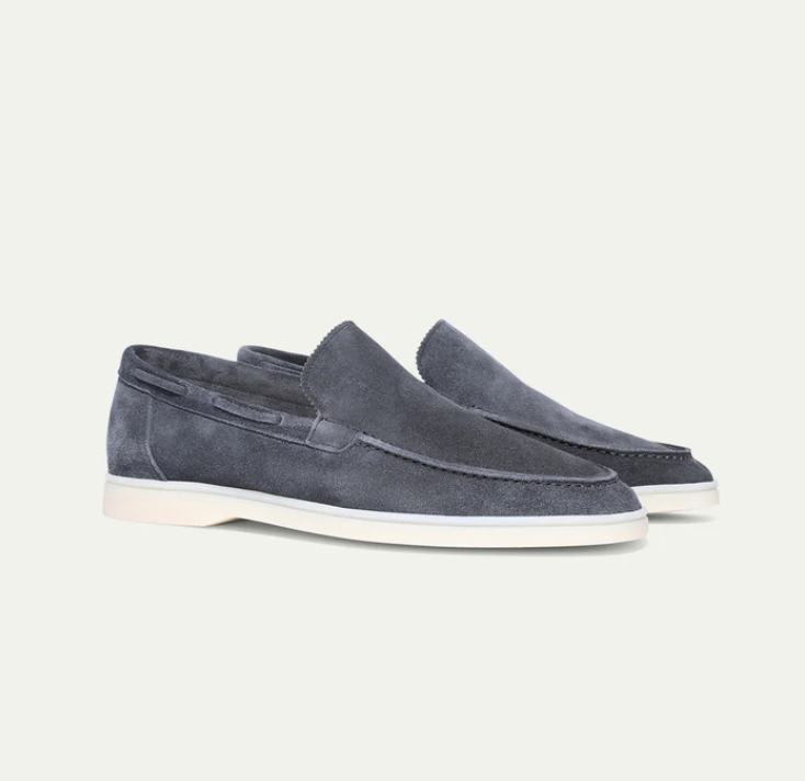 Dunkelblaue Wildleder-Slipper für Herren, elegantes Design, weiße Sohle, bequem und stilvoll.