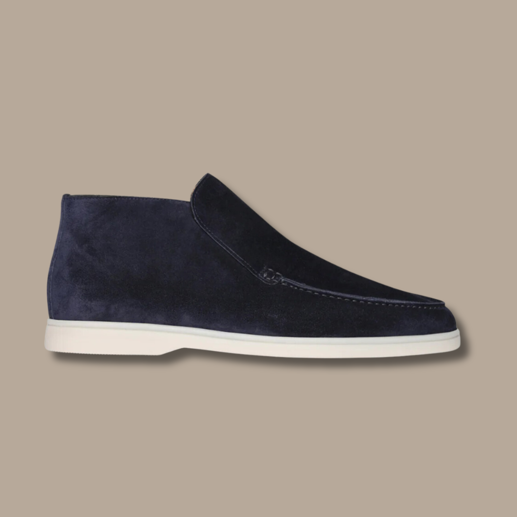 Dunkelblauer Wildleder-Herrenschuh mit weißer Sohle, elegantes Design, seitliche Ansicht.