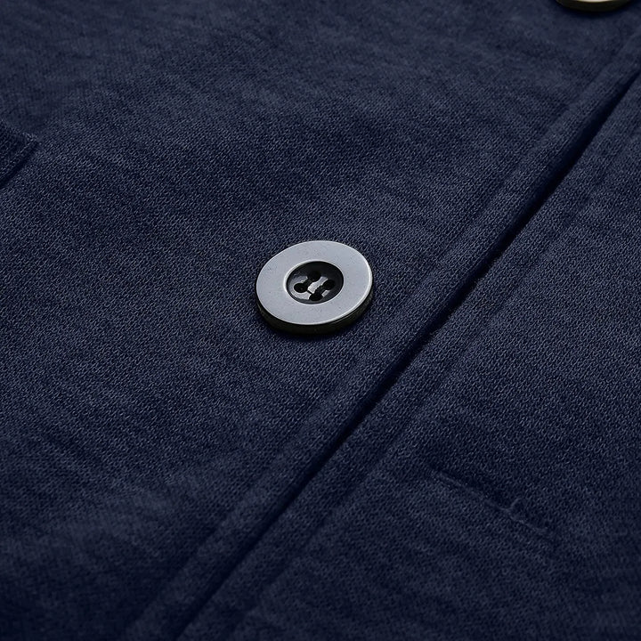 Dunkelblauer Wollmantel mit Knopfdetail, elegantes Design, hochwertige Wintermode.