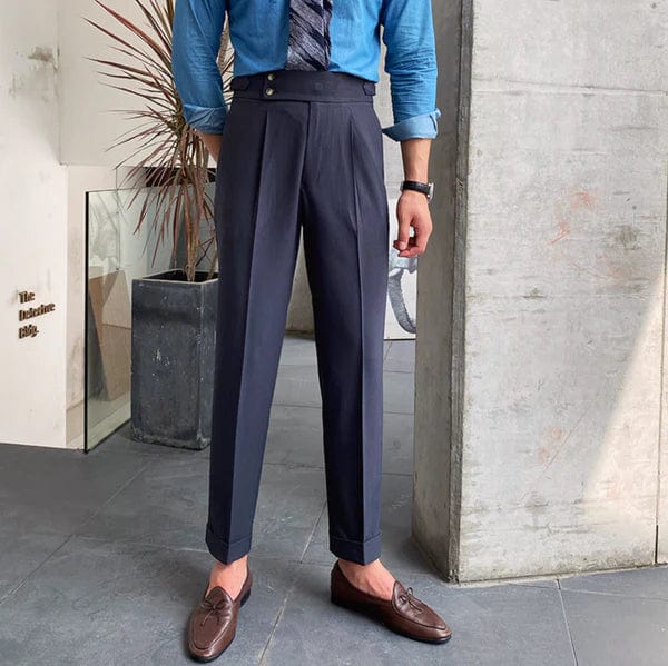 Elegante Herrenanzughose, dunkelblau, mit Bundfalten, kombiniert mit braunen Lederschuhen.