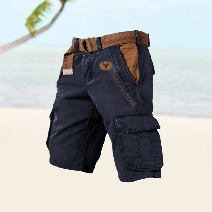 Schwarze Cargo-Shorts mit Gürtel, Baumwolle, Strandhintergrund, Yellowstone-Logo.