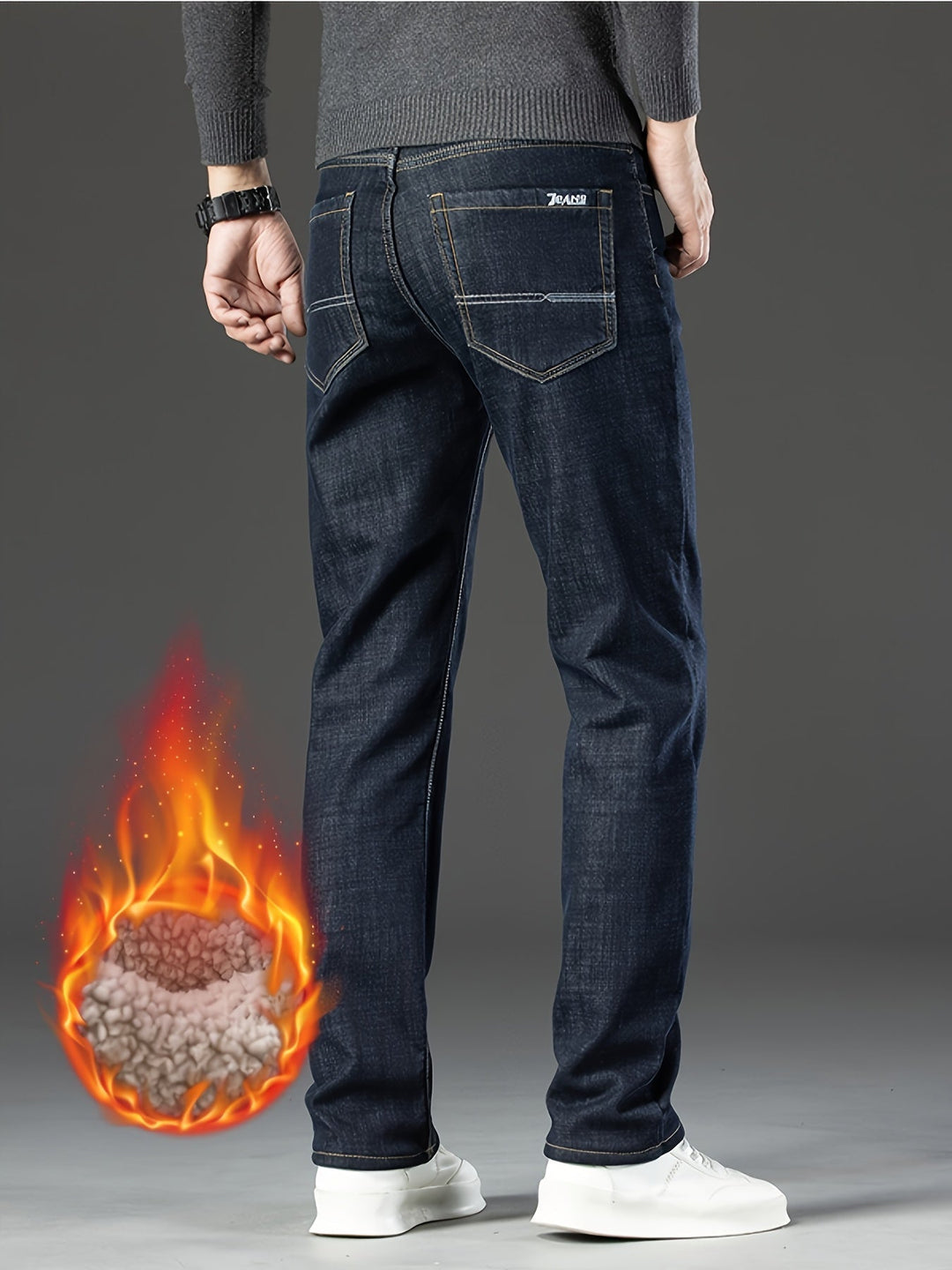 Mann in dunkelblauer Jeans, feuerfest, Rückansicht, grauer Pullover, weiße Sneaker.