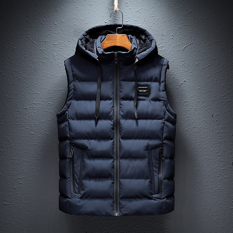 Dunkelblaue Daunenweste mit Kapuze, Reißverschlusstaschen, Herrenmode, Winterbekleidung.