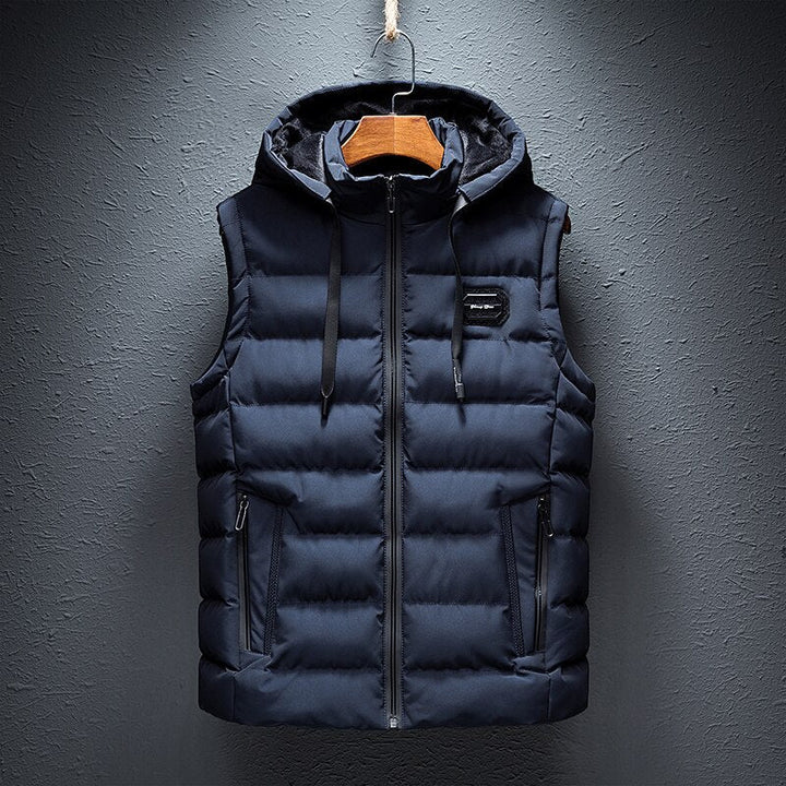 Dunkelblaue Daunenweste mit Kapuze, Reißverschlusstaschen, Herrenmode, Winterbekleidung.
