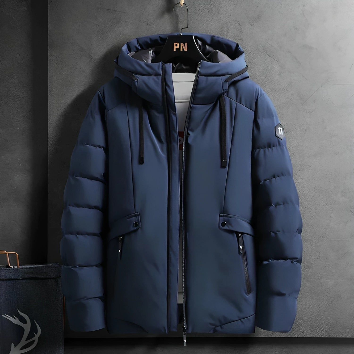 Dunkelblaue Herren-Winterjacke mit Kapuze, Reißverschluss, warm, modisch, isoliert.