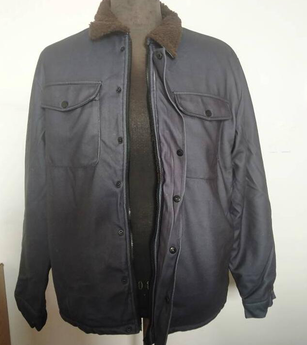Dunkelblaue Herrenjacke mit braunem Kragen, Knopfleiste, Taschen, Wintermode, warm.