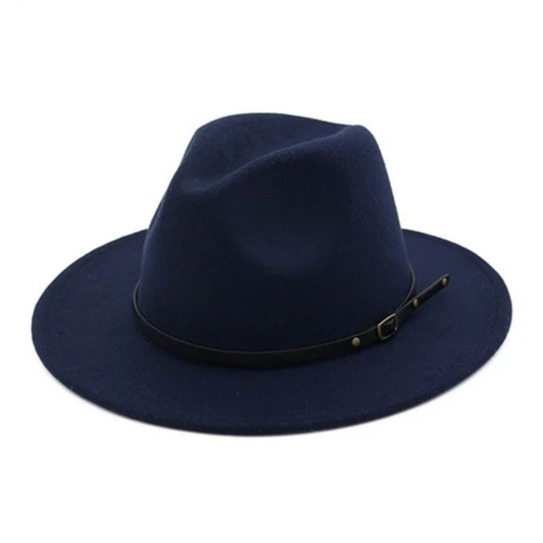 Dunkelblauer Fedora-Hut aus Filz mit schwarzem Lederriemen, stilvoll und elegant.