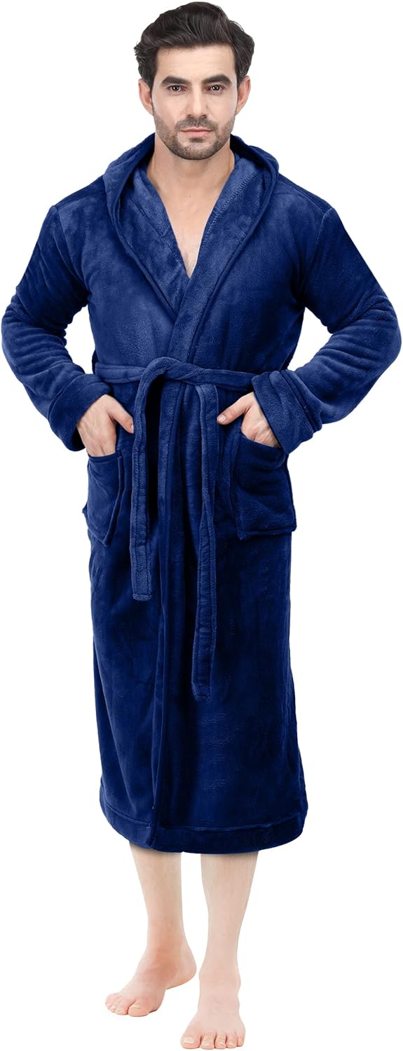 Mann im blauen Fleece-Bademantel mit Kapuze und Taschen, gemütlich, warm, Herrenmode.
