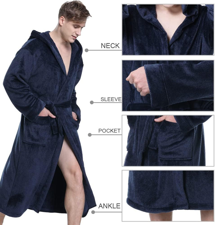 Mann im dunkelblauen Fleece-Bademantel mit Kapuze, Gürtel und Taschen.