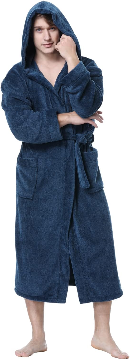 Mann im blauen Frottee-Bademantel mit Kapuze, Taschen und Gürtel, gemütliche Hausbekleidung.