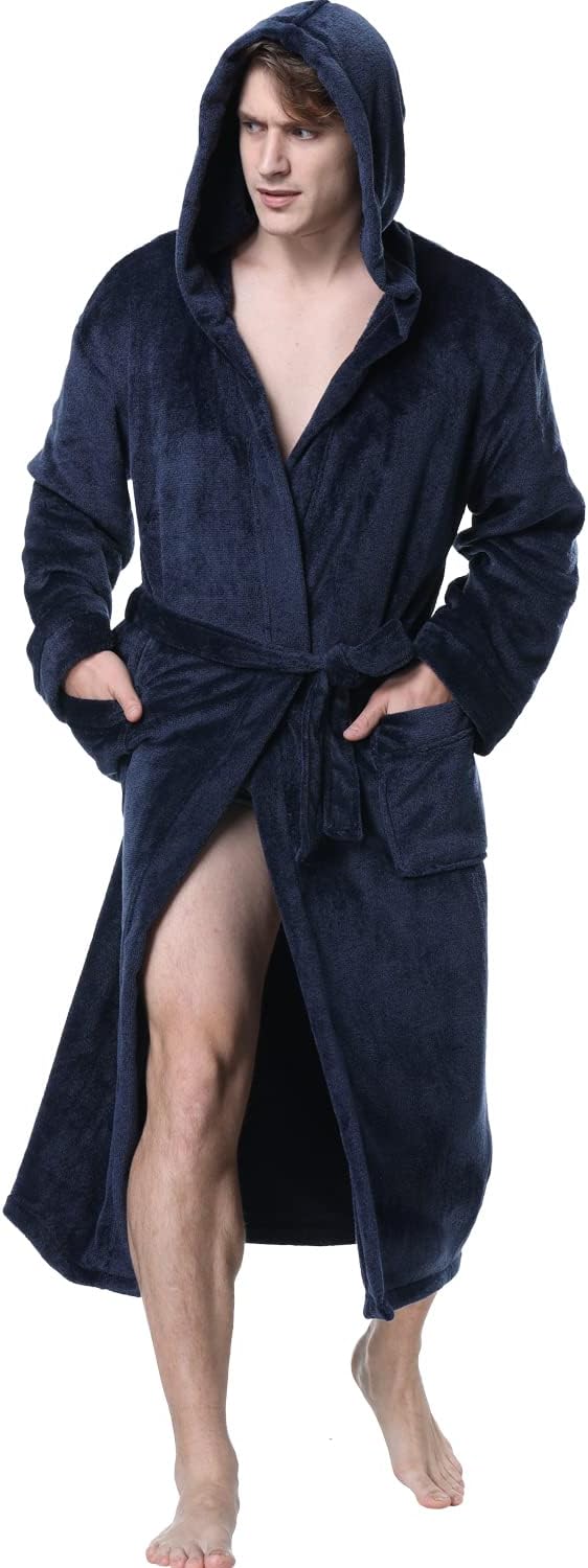 Mann im dunkelblauen Fleece-Bademantel mit Kapuze, Taschen und Gürtel, gemütliche Nachtwäsche.