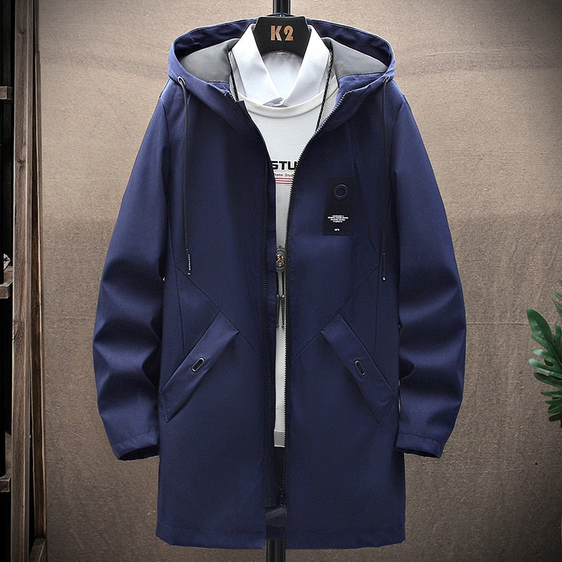 Dunkelblaue Herrenjacke mit Kapuze, Reißverschluss, lässiger Stil, ideal für Herbstmode.