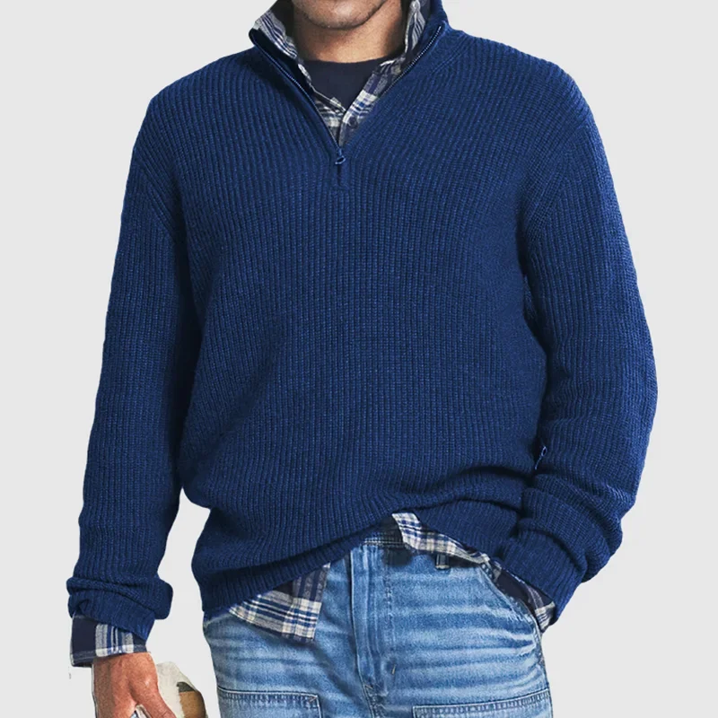 Dunkelblauer Herrenpullover mit Reißverschluss, Strick, lässig, über kariertem Hemd getragen.