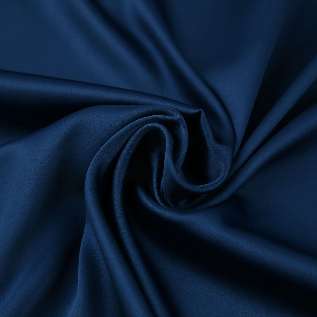 Dunkelblauer Satin-Stoff, luxuriös, glatt, ideal für elegante Kleidung und Dekoration.