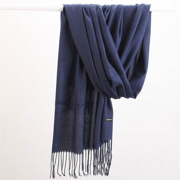 Dunkelblauer Schal aus Kaschmir mit Fransen, elegantes Accessoire, weiches Material.