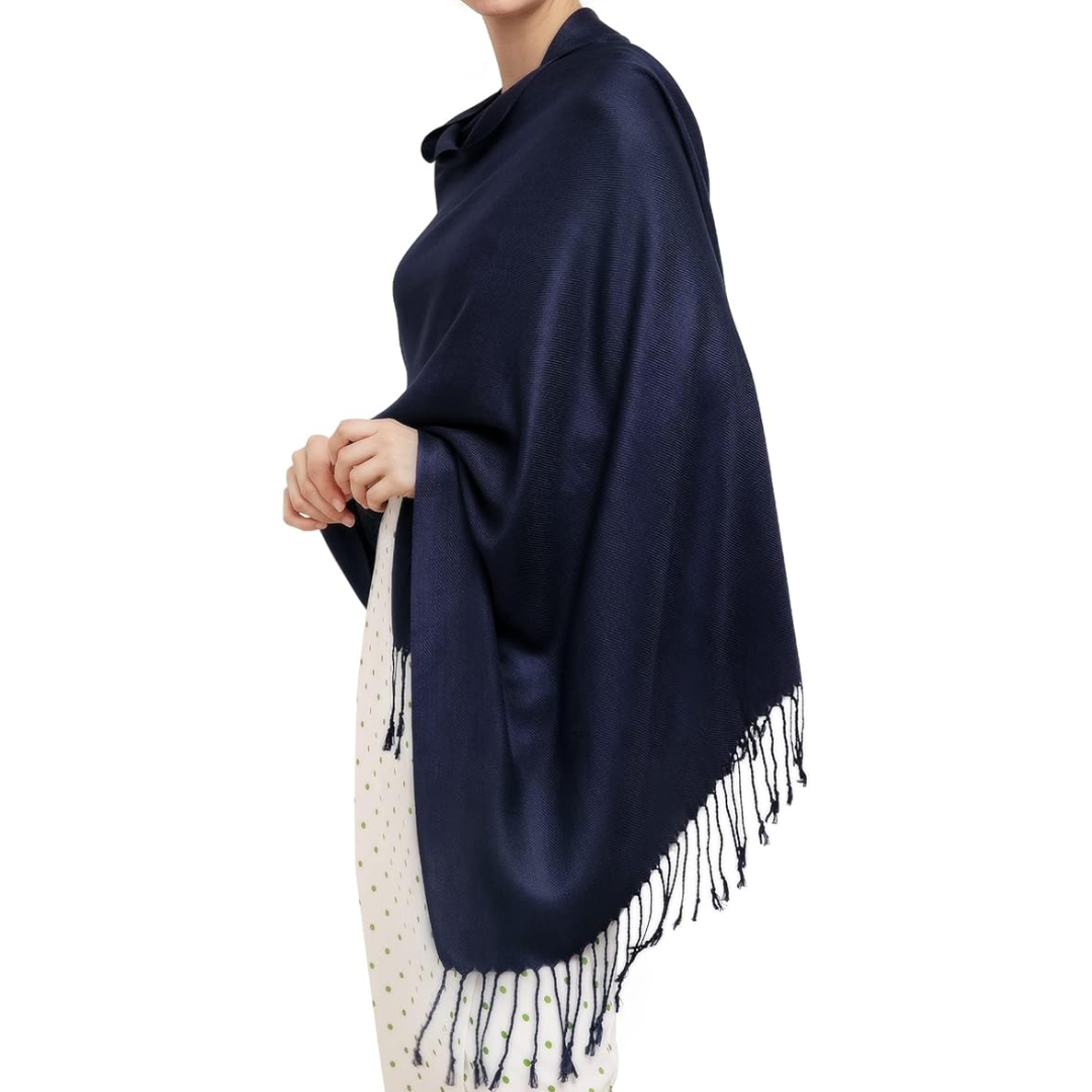 Dunkelblauer Schal aus Kaschmir mit Fransen, elegantes Damen-Accessoire, Herbstmode.
