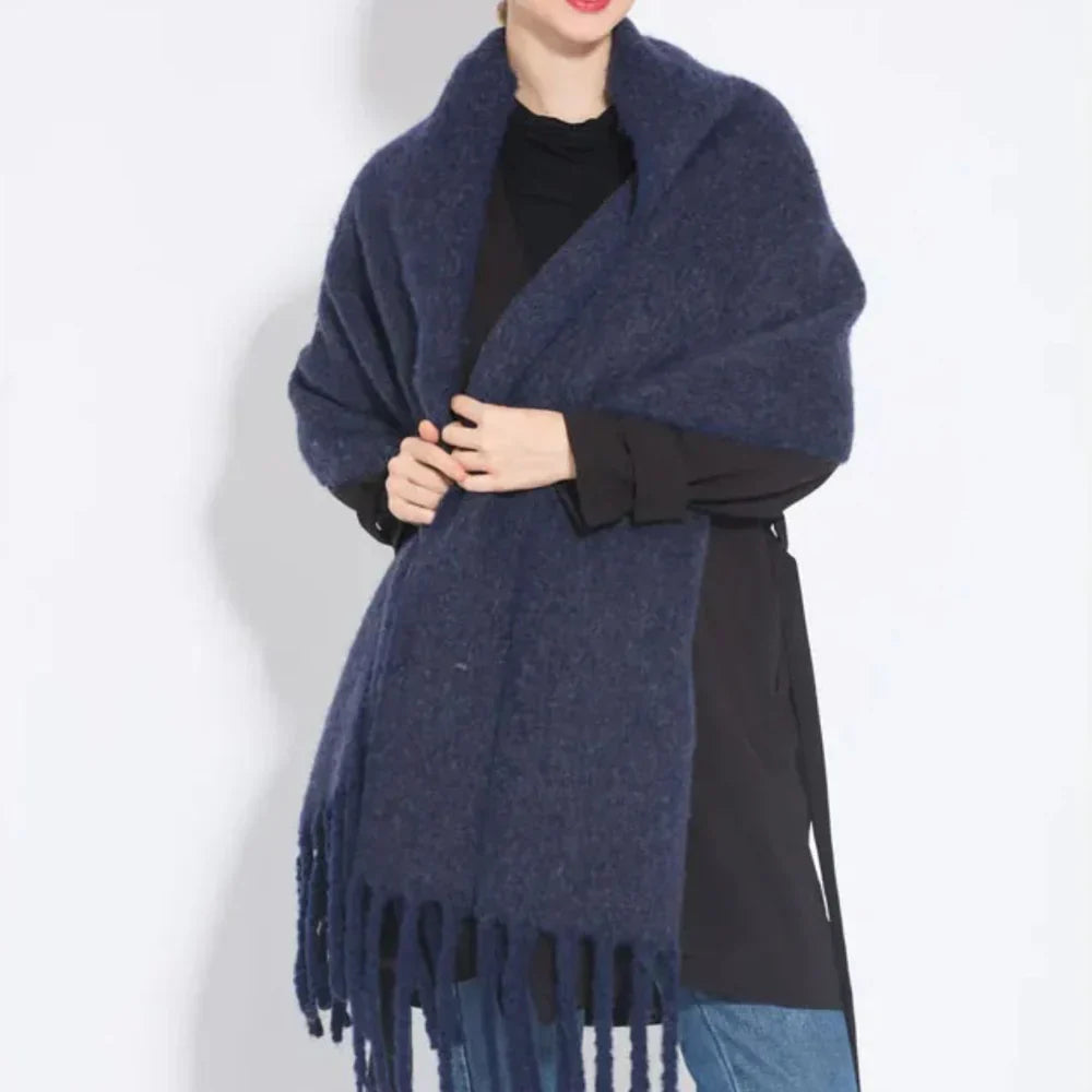 Frau mit dunkelblauem Wollschal, Fransen, Wintermode, warm, elegant, Damenaccessoire.