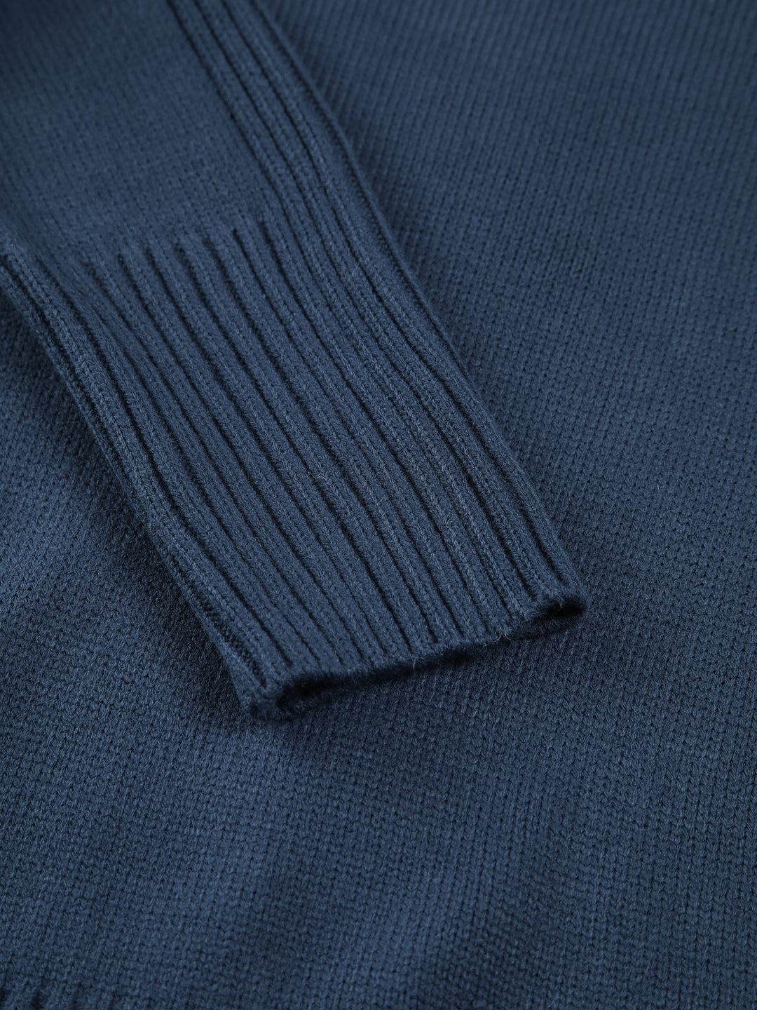 Dunkelblauer Strickpullover, gerippter Ärmel, weiches Material, modisch, Herrenbekleidung.