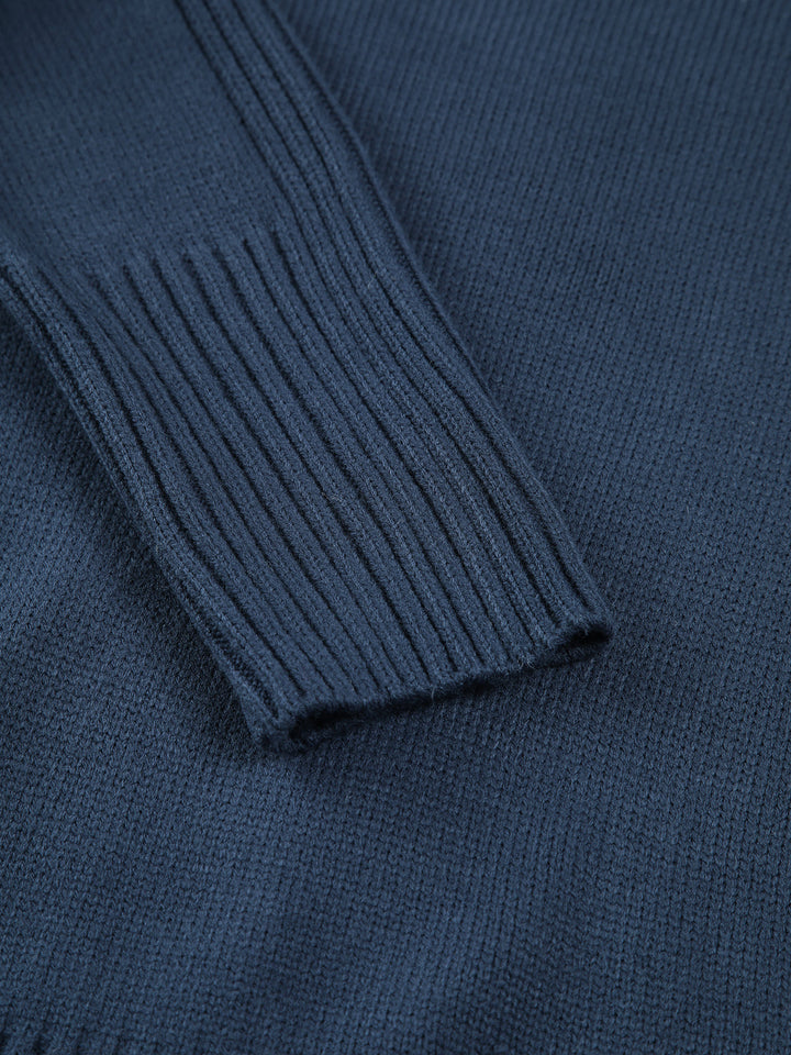 Dunkelblauer Strickpullover, gerippter Ärmel, weiches Material, modisch, Herrenbekleidung.