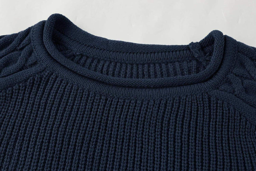 Dunkelblauer Strickpullover aus Baumwolle, Rundhalsausschnitt, Zopfmuster, Herrenmode.