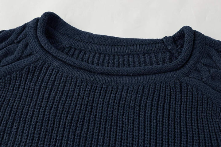 Dunkelblauer Strickpullover aus Baumwolle, Rundhalsausschnitt, Zopfmuster, Herrenmode.