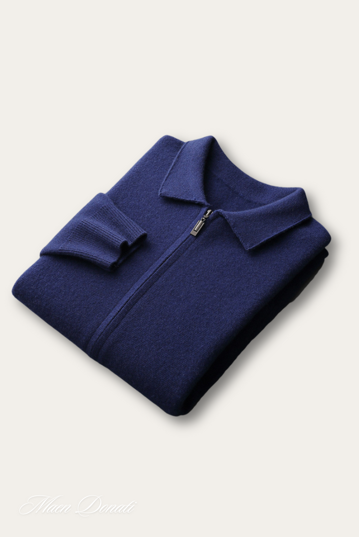 Dunkelblauer Kaschmirpullover mit Reißverschluss, gefaltet, luxuriöse Herrenmode.