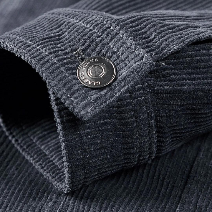 Dunkelgrauer Cordstoff mit Metallknopf, Nahaufnahme, Textur, Detailansicht, Mode, Stoffdesign.